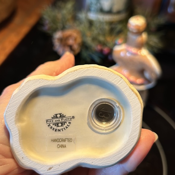 Fitz and Floyd Ginger Bread Salt & Pepper Shakers - Picture 5 of 8